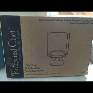 Pampered Chef trifle bowl with lid & pedestal